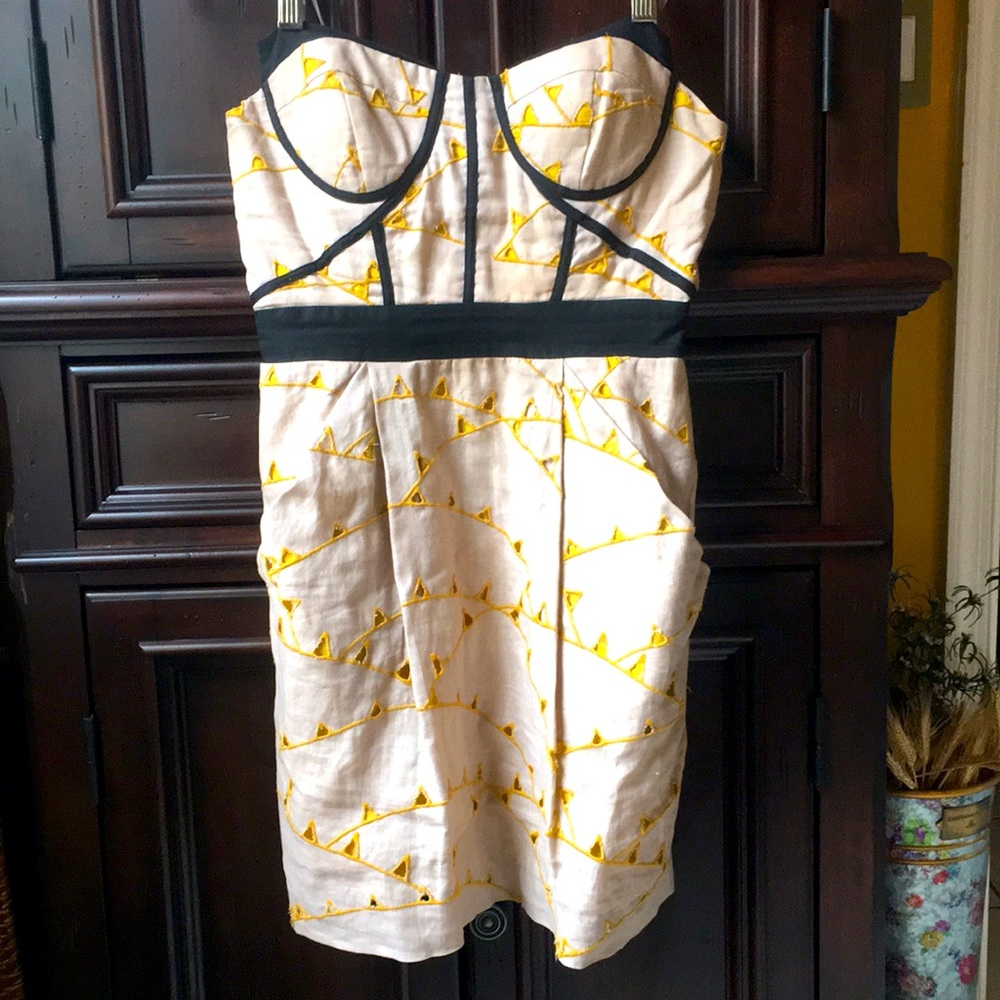 Women’s size 2 strapless dress with pockets.
